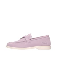 Mocassins en suède lilas avec un design cousu et une semelle en caoutchouc. Présentent une sangle avant avec un emblème en métal et un logo embossé sur le côté.