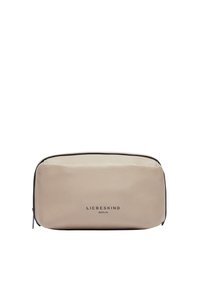 Beżowa skórzana kosmetyczka z zamknięciem na zamek, czarnymi wykończeniami i wytłoczonym logo. Gładka faktura, prostokątny kształt. Kompaktowy design idealny do podróży.