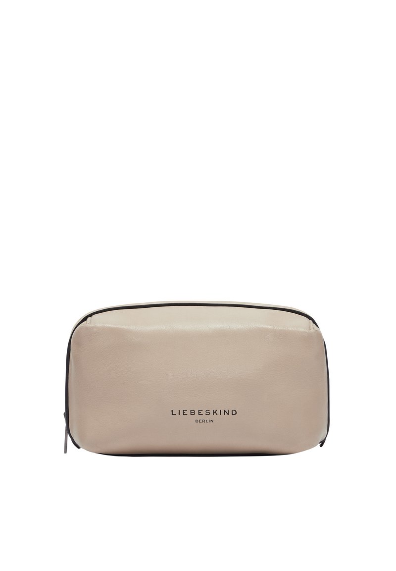 Beżowa skórzana kosmetyczka z zamknięciem na zamek, czarnymi wykończeniami i wytłoczonym logo. Gładka faktura, prostokątny kształt. Kompaktowy design idealny do podróży.