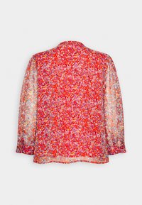 Blusa trasparente con un motivo floreale in diverse tonalità di rosso, rosa e viola. Presenta maniche lunghe e gonfiate e un colletto classico.