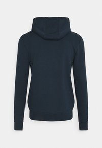 Sudadera de marina hecha de tejido suave, con mangas largas, capucha con cordón y puños y dobladillo acanalados. Textura suave, sin patrones visibles.