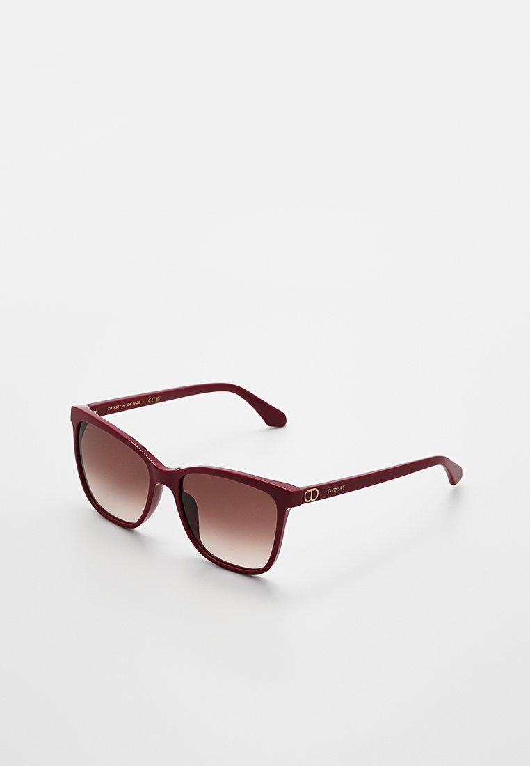 Occhiali da sole color bordeaux con lenti marroni sfumate, forma quadrata, montatura in plastica liscia e dettaglio in oro sul tempio.