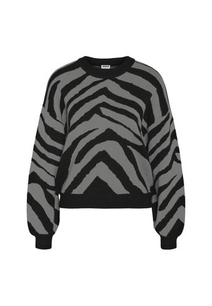 Pull gris avec de larges rayures noires en motif zèbre, un col rond, des manches longues, et des poignets et un ourlet côtelés pour plus de texture.