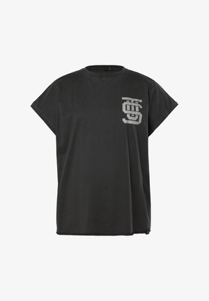 Sort kortærmet T-shirt med rund hals og et gråt stiliseret grafisk motiv på venstre brystområde.