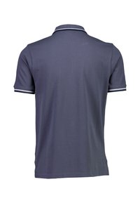 Marineblaues Polohemd mit Kragen, kurzen Ärmeln und weißen Akzentstreifen an den Ärmeln. Glatte Textur und klassisches Design mit komfortabler Passform.