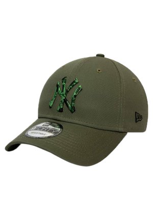 Olivgrüne Kappe mit gebogenem Schirm, die ein grünes gesticktes "NY"-Logo zeigt. Aus Stoff gefertigt, besitzt Belüftungslöcher und einen Snapback-Verschluss.