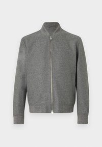 Maglione grigio da uomo con zip, maniche lunghe e colletto corto a stand-up, esposto piatto su uno sfondo bianco.