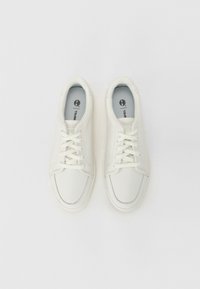 Sneakers bianchi in pelle con punta rotonda, design con lacci e fodera interna grigia a contrasto. Presentano un logo sulla soletta e una suola texturizzata.