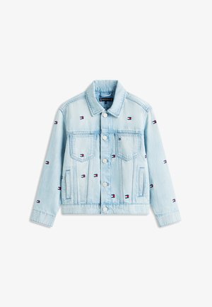 Giacca di denim azzurro chiaro con chiusura a bottoni, tasche al petto e laterali, caratterizzata da piccoli bandiere Tommy Hilfiger rosse, bianche e blu ricamate su tutta la superficie.
