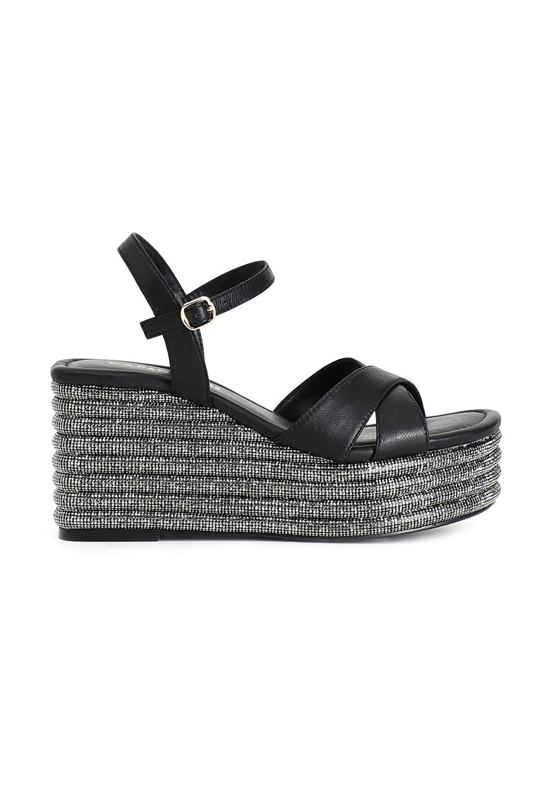 Sandali wedge neri in pelle con cinturini incrociati, caratterizzati da un design a corda argentata sulla piattaforma e una fibbia sul cinturino alla caviglia.