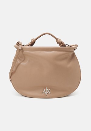 Borsa a mano in pelle beige con manico annodato, tracolla regolabile e logo A|X argento sul davanti, esposta su sfondo bianco uniforme.