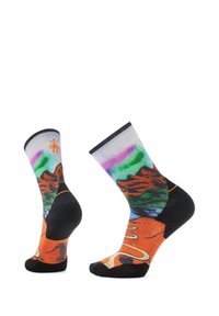 Multicolore Crew-Socken mit einem Berglandschaftsdesign, schwarzen Fersen und Zehen sowie lebhaften lila, grünen und orangen Akzenten.
