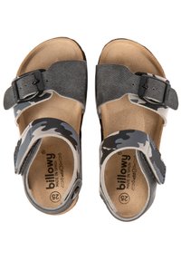 Sandales avec des sangles imprimées en camouflage gris, un dessus en simili-cuir noir texturé et une semelle en liège. Fermeture à boucle pour un ajustement sécurisé.