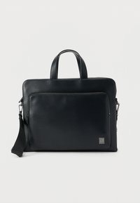 Μαύρη δερμάτινη τσάντα για φορητό υπολογιστή με διπλές λαβές στην κορυφή, ρυθμιζόμενο λουρί ώμου, εμπρόσθια τσέπη με φερμουάρ και υφή φινιρίσματος. Διαθέτει λεπτομέρεια λογότυπου στο κάτω μέρος.