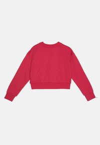 Tettsittende, kuttet genser i lys rosa, med lange ermer, ribbede mansjetter og hals, glatt tekstur, og uten synlige logoer eller utsmykninger.