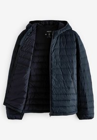 Marinblå pufferjacka med quiltad design, huva, full zip fram, och dragkedjefickor på sidorna; slät textur och vattentåligt material.