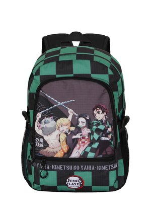 Sac à dos avec un motif à carreaux verts et noirs, présentant quatre personnages de l'anime Demon Slayer brandissant des épées sur la poche avant.