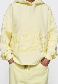 10DAYS Sweat à capuche - pastel yellow