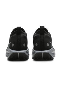 Zwarte hardloopschoenen met een gestructureerde mesh bovenkant, reflecterende accenten en rubberen zool. Voorzien van een gevoerde kraag en hieltab.