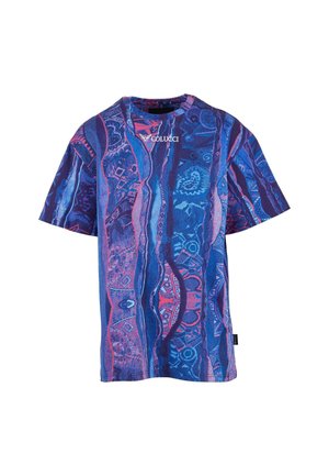 Kurzärmliges Rundhals-T-Shirt mit lebhaftem blauen und lila abstrakten Muster sowie einem kleinen weißen "Colucci"-Logo auf der Brust.