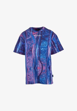 Trumpas rankovėmis apvalios iškirptės marškinėliai su ryškiu mėlynu ir purpuriniu abstrakčiu raštu bei mažu baltu "Colucci" logotipu ant krūtinės.