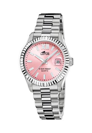 Zilverkleurig metalen armbandhorloge met roze wijzerplaat, zilverkleurige uurmarkers, datumaanduiding om 3 uur en "Lotus" logo onder 12 uur.