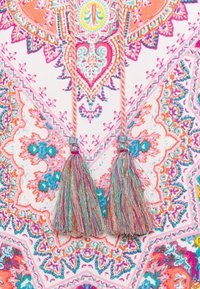 Kolorowa tkanina z misternymi geometrycznymi i kwiatowymi wzorami w odcieniach pomarańczowego, różowego i turkusowego; posiada dwie wielokolorowe chwosty.
