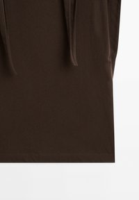 Brun bomulds t-shirt med lige snit, korte ærmer og rund halsudskæring. Har pæne syninger og en ensartet tekstureret overflade.