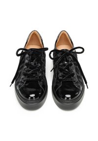 Sneakers in pelle verniciata nera con cuciture testurizzate, design con punta rotonda, lacci piatti e una suola nera spessa. Superficie liscia e lucida.