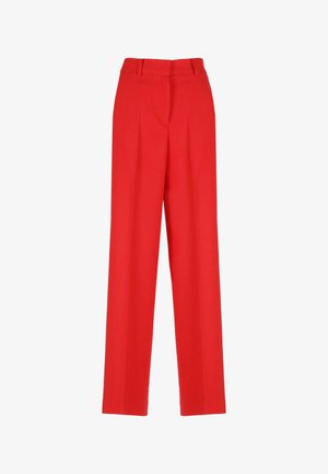 Pantaloni rossi su misura realizzati in tessuto liscio, con vita alta e gambe ampie dotate di pieghe frontali. Senza motivi o accessori visibili.
