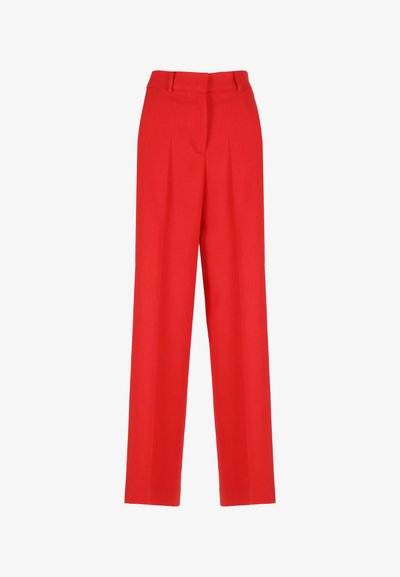 Pantaloni rossi su misura realizzati in tessuto liscio, con vita alta e gambe ampie dotate di pieghe frontali. Senza motivi o accessori visibili.