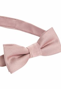 Cravatta a farfalla in seta rosa chiaro con trama, con cinturino regolabile, ben annodata, isolata su sfondo bianco.