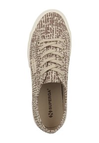 Zapatillas de lona beige con un sutil patrón de estampado animal, punta redonda, cordones planos y detalle del logo. Suave forro interior texturizado.