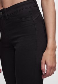 Pieces PCSHAPE UP SAGE - Prigludę džinsai - black