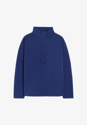 Granatowy długi sweter z długim rękawem i wysokim kołnierzem, zapinany na pięć guzików, w luźnym kroju. Miękka tekstura i lekkim materiał.