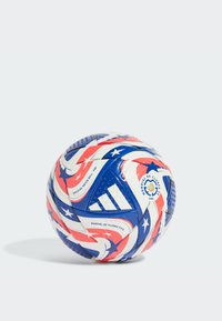 Pallone da calcio Adidas con un design blu, rosso e bianco, caratterizzato da motivi a stella, superficie testurizzata e branding FIFA Club World Cup.