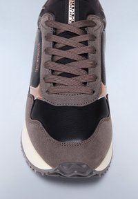 Sneaker in suede marrone e pelle nera con accenti grigi, punta rotonda, lacci piatti, dettagli texturizzati e suola in gomma.