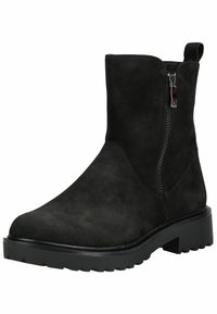 Bota de tobillo de ante negro con suela gruesa, cremallera lateral y tira en la parte posterior para facilitar la puesta y el descalzado.