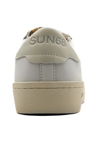 Weißer Sneaker mit einem glatten Leder-Obermaterial, braunen Akzenten und einer Gummisohle. Verfügt über ein geprägtes "SUN68"-Branding an der Ferse.