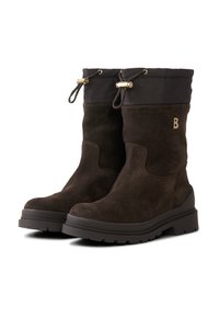 Brązowe zamszowe botki z czarną nylonową górą, ozdobione dwoma złotymi akcentami metalowymi i grubą gumową podeszwą zapewniającą przyczepność.