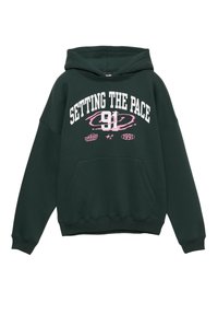 Felpa con cappuccio verde foresta realizzata in materiale morbido. Presenta una tasca frontale, un cappuccio e un testo grafico bianco e rosa "SETTING THE PACE 91" sulla parte anteriore.