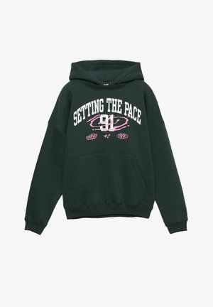Leśnozielona bluza z kapturem wykonana z miękkiego materiału. Posiada przednią kieszeń, kaptur oraz biało-różowy graficzny napis "SETTING THE PACE 91" na przodzie.