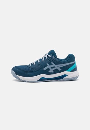 Baskets sportives en bleu foncé avec un dessus en maille et des accents texturés. Comprend une semelle intermédiaire blanche, des touches turquoise et une semelle extérieure à motifs.