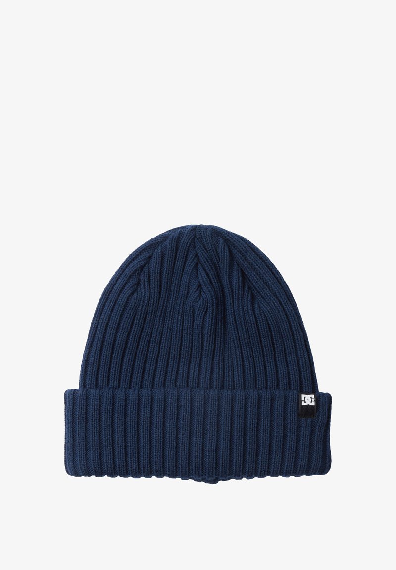 Gorro de punto azul marino con textura acanalada, puño doblado y una pequeña etiqueta con el logo de DC en el lateral.