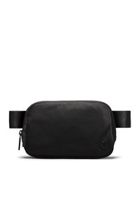Sac à taille en tissu noir de forme rectangulaire, avec une fermeture éclair, une sangle réglable et un petit logo dans le coin inférieur droit.