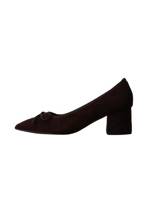 Chaussure en daim marron foncé à petit talon bloc avec bout pointu et petit nœud décoratif sur le dessus, vue de côté.