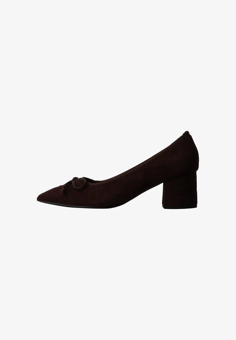 Chaussure en daim marron foncé à petit talon bloc avec bout pointu et petit nœud décoratif sur le dessus, vue de côté.