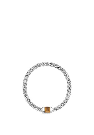 Bracciale in metallo argentato con maglie intrecciate, dotato di un centro in pietra marrone rettangolare e accenti lucidi.