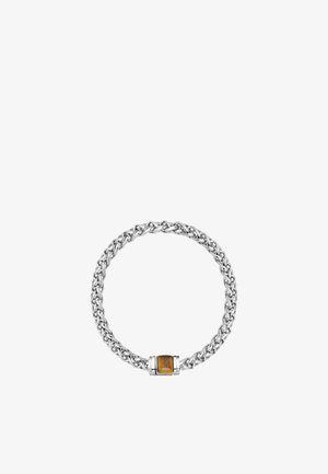 Bracciale in metallo argentato con maglie intrecciate, dotato di un centro in pietra marrone rettangolare e accenti lucidi.