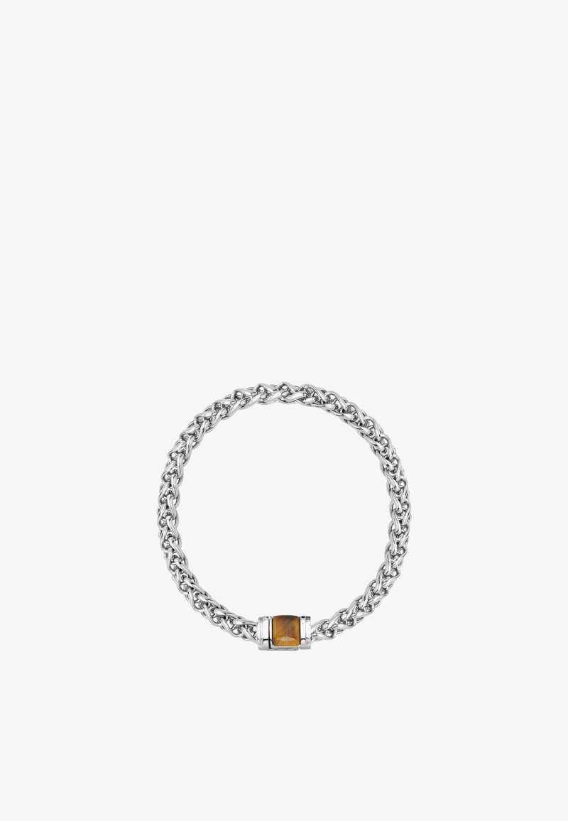 Bracciale in metallo argentato con maglie intrecciate, dotato di un centro in pietra marrone rettangolare e accenti lucidi.